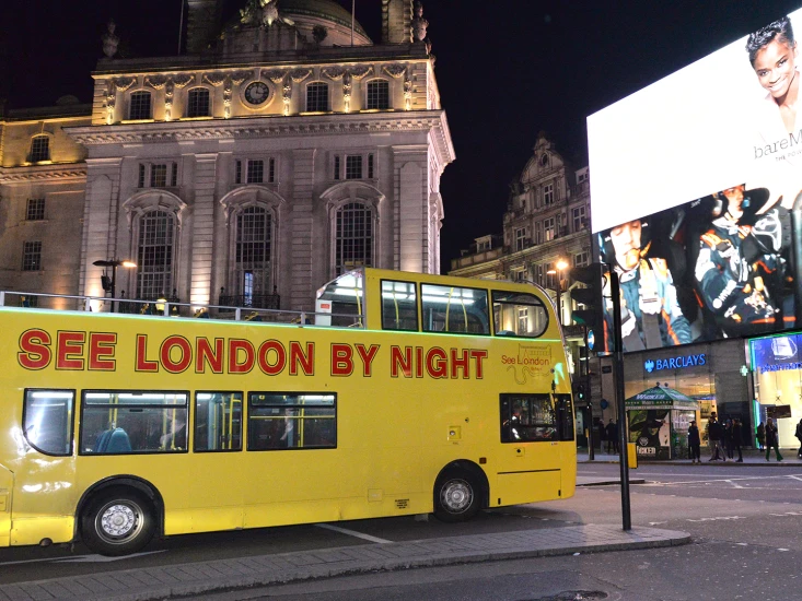 Buss sightseeing at night